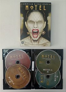 Dvd American Horror Story: Hotel - a Quinta Temporada Completa (4 Discos) Editora Ryan Murphy [usado]