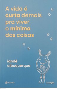 Livro a Vida é Curta Demais Pra Viver o Mínimo das Coisas Autor Albuquerque, Iandê (2024) [seminovo]
