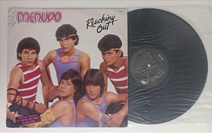 Disco de Vinil Reaching Out Interprete Menudo (1984) [usado]