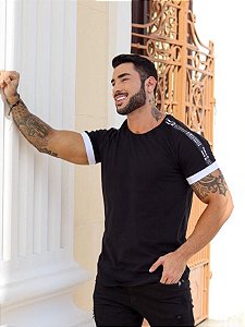 CAMISA MASCULINA RAGLAN PRETA EM CONTRASTE FIT