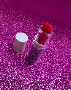 Batom vermelho ascendente