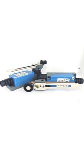 CHAVE FIM DE CURSO COM HASTE 105MM REGULAVEL E ROLDANA CONTATOS 1NA+1NF