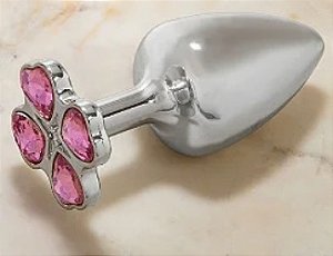 Plug de Metal Prata Com Trevo Cor Rosa  TAM-P (HA137C)