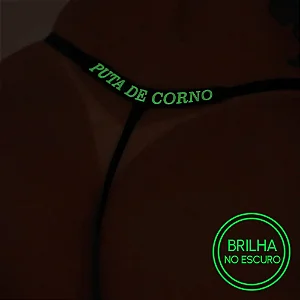 Calcinha Fio Dental com Escrita Puta de Corno que Brilha no Escuro-PUTA DE CORNO-