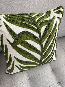 Almofada 45x45 bordada folhas 02