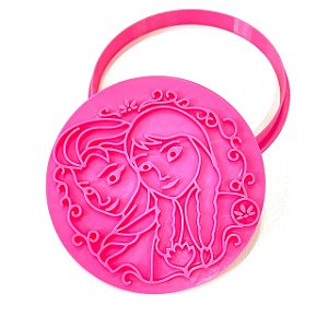 Cortador e marcador duas princesas Frozen redondo 10cm