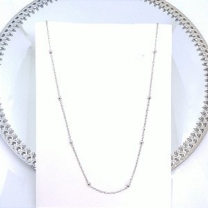 Colar longo com bolinhas no ródio branco