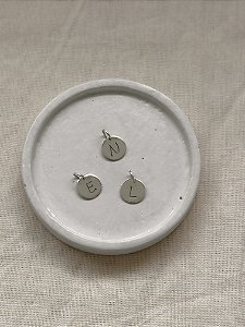 PINGENTE MEDALHA ‘’LETRA E``