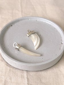 PINGENTE DENTE DE SABRE