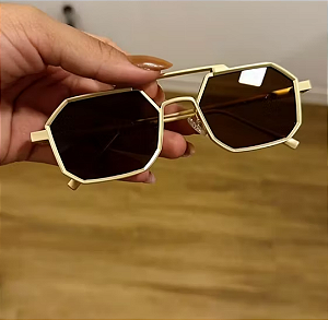 Óculos preto com dourado