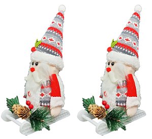 Jogo Papai Noel Pelúcia Tricô no Trenó Decorado Pinhas 25cm 2 Unidades - Master Christmas