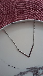 Gargantilha com detalhe em V