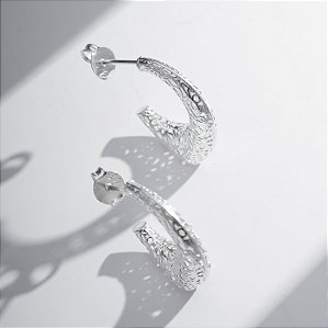 Brinco meia argola gota renda italiana prata 925