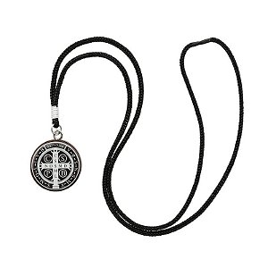 Colar Madeira Medalha de São Bento Resinado Frente e Verso c/ Folheto