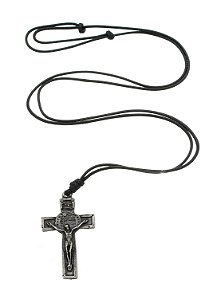 Cordão Crucifixo com Medalha das Duas Cruzes – Couro Sintético Preto e Crucifixo Prata Envelhecida 48cm