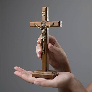 Crucifixo de Mesa em Madeira Tradicional 19cm – Ouro Velho com Medalha de São Bento