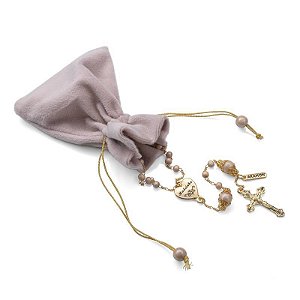 TERÇO MADRINHA 4MM – MADEIRA PEROLADA + METAIS DOURADOS (48 CM) + SAQUINHO PARA PRESENTE
