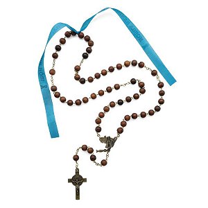 TERÇO DE MADEIRA 8MM CANELA – LATÃO / OURO VELHO (52 CM) + FITA DEVOÇÃO NOSSA SENHORA APARECIDA