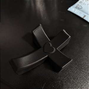 Cruz de Bolso Conforto e Fé: O Seu Refúgio de Paz na Palma da Mão - Preto
