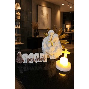 Kit Sagrada Familia Rogai por nos - Escultura 3D com Letreiro e Vela de LED
