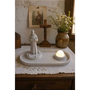 Kit Devocional Ore e Confie - Bandeja Mármore, São Francisco e Vela LED
