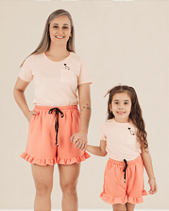 Conjunto verão Mãe e Filha salmão claro Snoopy e shorts babado - Tamanhos 2 ao GG
