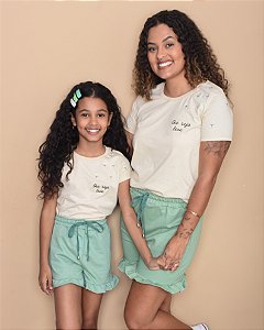 Conjunto verão Mãe e Filha Camiseta Bordada 'Seja leve' e Shorts com babados - Tamanhos 2 ao GG