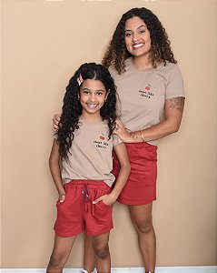 Conjunto verão Mãe e Filha: Camiseta 'Doce como cereja' e Shorts bordô - Tamanhos 2 ao GG