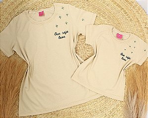 Kit Mãe e Filha Camiseta Bege Bordada Que Seja Leve - Tamanhos 2 ao G3