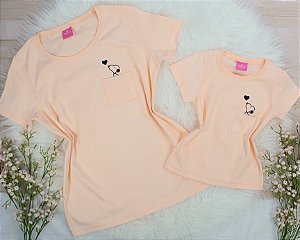 Kit Camiseta Mãe e Filha Salmão Snoopy com Coração  – Tamanhos 2 ao G3