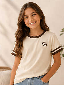 Camiseta Infantil Off White com Detalhes Marrom e Bordado de Corações