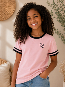 Camiseta Infantil Rosa Claro com Detalhes Pretos e Bordado de Corações