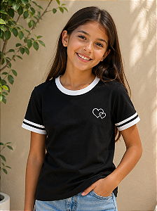 Camiseta Infantil Preta com Detalhes Brancos e Bordado de Corações