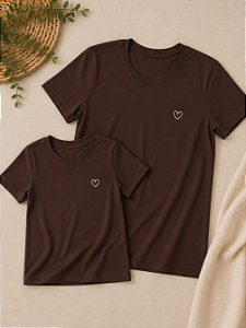 Kit Camiseta Mãe e Filha Marrom com Coração Bordado 100% Algodão