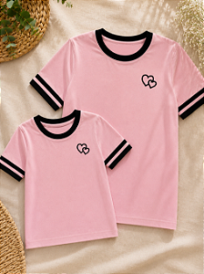 Kit Camiseta Mãe e Filha Rosa com Coração Preto em Algodão