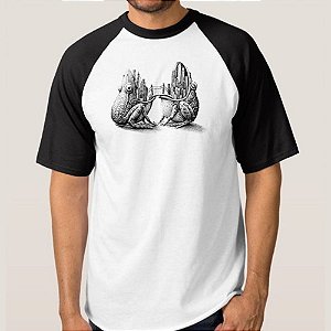 CAMISETA BRANCA COM MANGA PRETA NERDERIA e LOJARIA sapo surreal BRANCA