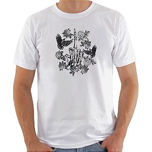 Camiseta Basica Nerderia e Lojaria rosas ossos Branca