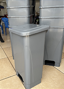 Lixeira Plástica Retangular 100 Litros com Pedal