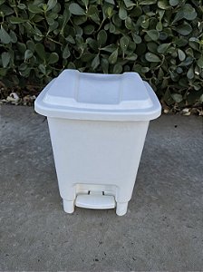 Lixeira Plástica Redonda com Pedal 7L