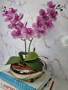 Arranjo Com 2 Orquídeas Violeta Vaso Dourado 22cm