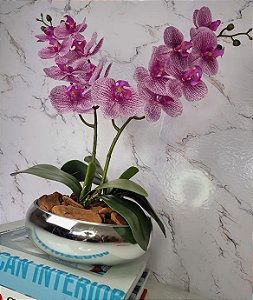 Arranjo Com 2 Orquídeas Violeta Vaso Prata 22cm