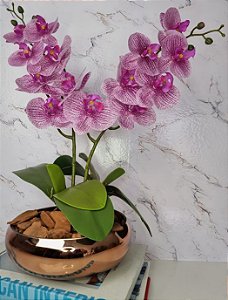 Arranjo Com 2 Orquídeas Violeta Vaso Cobre 22cm