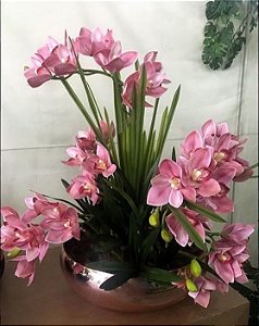 Arranjo de Orquídeas de Silicone rosa + Folhagens com Vaso Cromado de Vidro Rosé