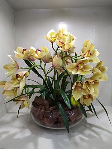 Arranjo Artificial de Orquídeas Amarelas  + Folhagens com Vaso de vidro