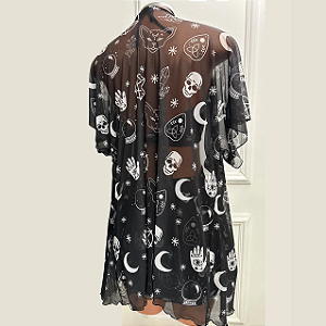 Kimono Dark em Tule Transparente Rock Gótica Caveiras, Pentagramas e Gatos Tamanho Único