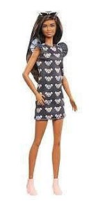 Boneca Barbie Fashionistas Menina Com Cabelo Castanho Claro - Roupa Fashion  Vestido Tie-dye Sapatos Brancos E Acessório Viseira - Número 159 - Mattel  Brinquedos no Shoptime