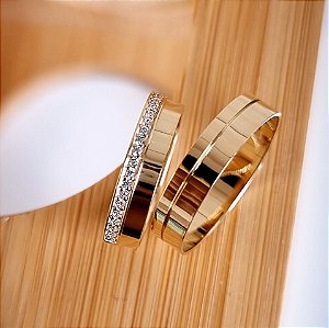 PAR DE ALIANÇAS EM OURO 18k  MODELO BARCELONA - 4MM- CRAVAÇÃO EM ALTO RELEVO