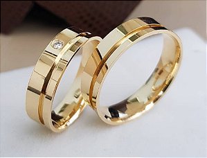 CONJUNTO ALIANÇAS UNIQUE ( DETALHE EM OURO BRANCO ) COM ANEL REALEZA E APARADOR BLESSED EM OURO 18K-5MM