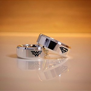PAR DE ALIANÇAS DE NAMORO EM PRATA 950- SUPERMAN E MULHER MARAVILHA