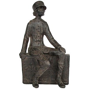 Escultura Homem Sentado Na Mala